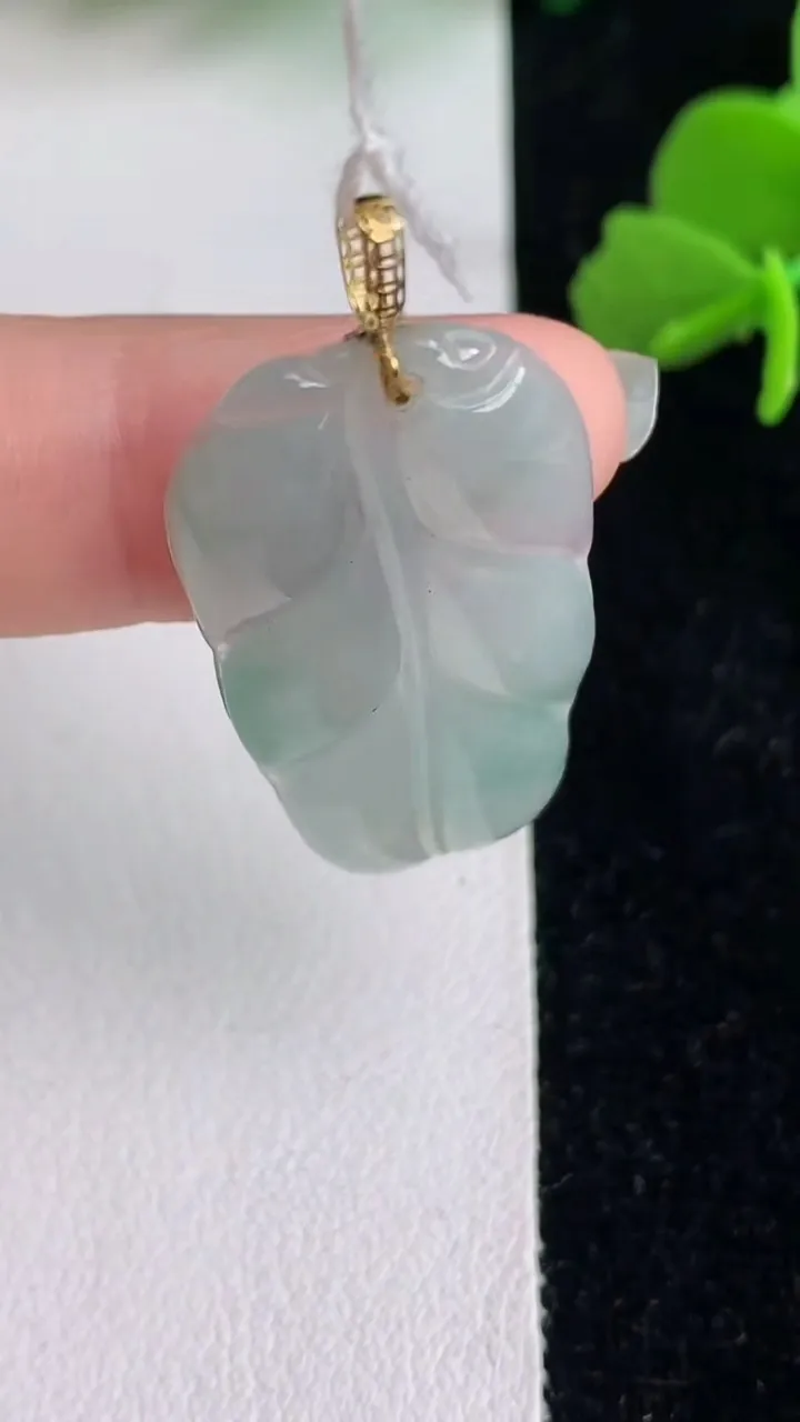 天然A货翡翠k金飘花金枝玉叶叶子吊坠，尺寸32.2-19.3-3.5，重量:3.93g
6月1日