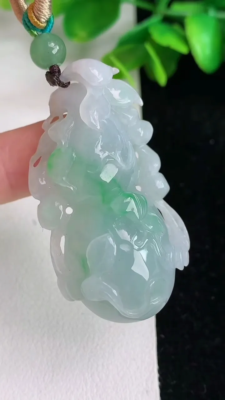 天然A货翡翠葫芦吊坠，尺寸46.8-26-15.7，重量:26.12g
6月1日