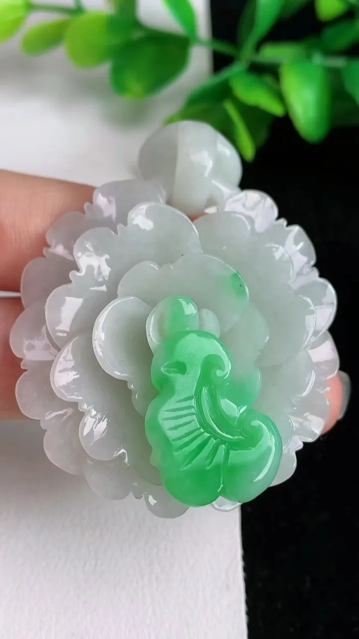 天然A货翡翠花开富贵吊坠，尺寸53.3-42.5-11.8，重量:26.77g
6月1日