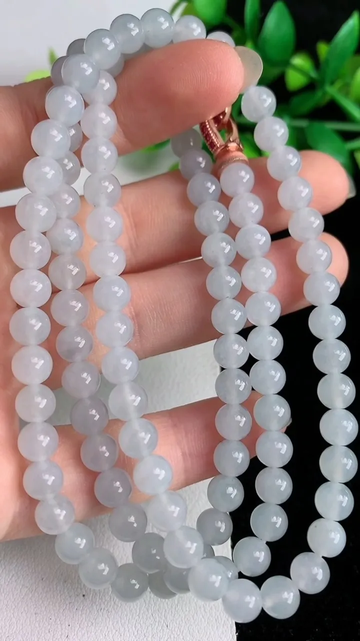 天然A货翡翠白冰圆珠项链106颗，尺寸6，重量:43.04g6月1日
工厂直销收藏佳品,种好水足，色泽均匀，有种有色，上手高大气！