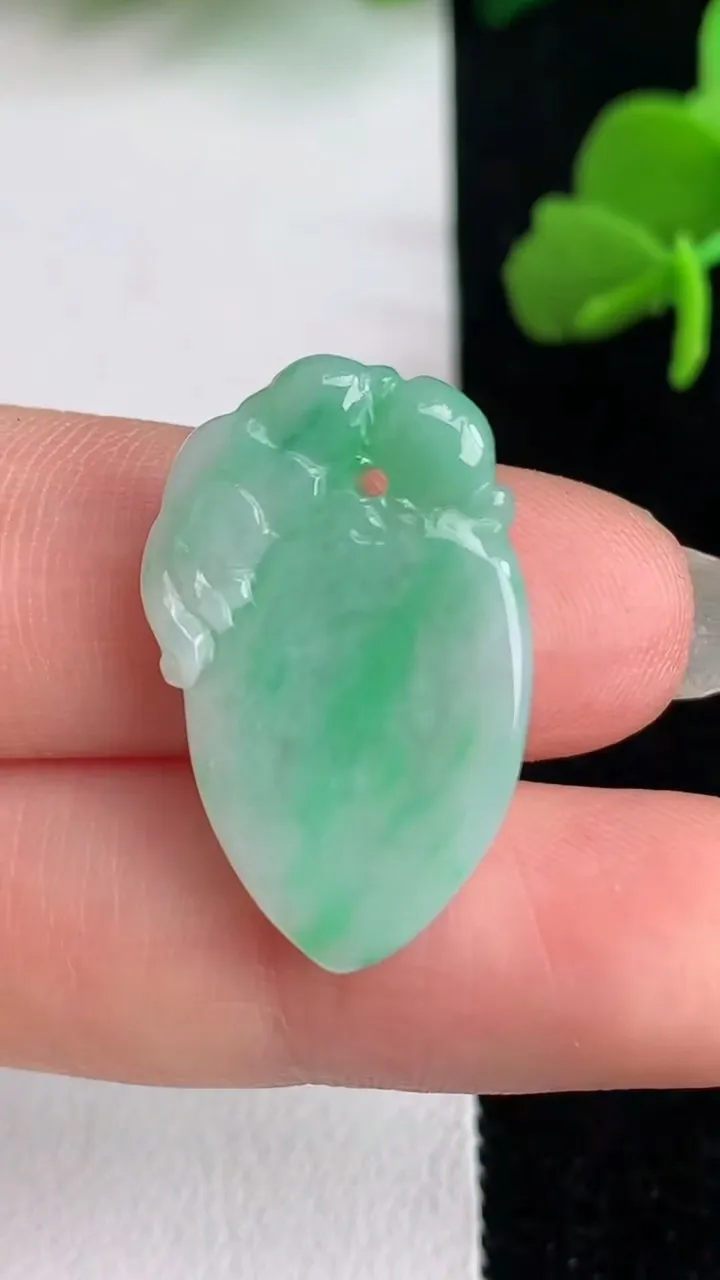 天然A货翡翠灵猴献瑞吊坠，尺寸25.7-16-4.8，重量:3.67g
6月1日
