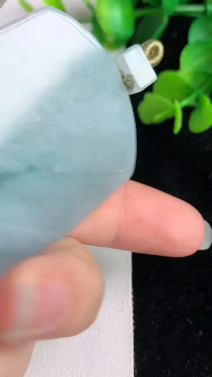 天然A货翡翠飘花仿古无事牌吊坠，尺寸53.8-40.7-4.8，重量:31.80g
6月1日