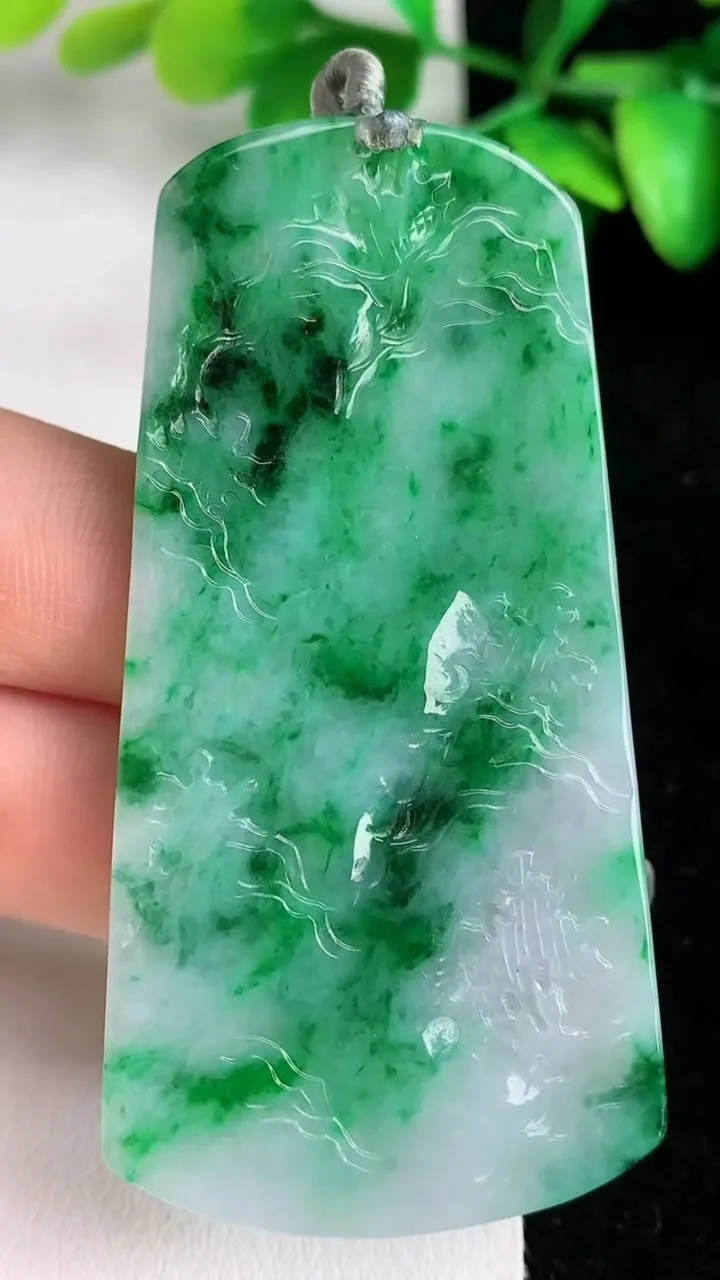 天然A货翡翠山水牌吊坠，尺寸 67-34.3-5，重量:25.98g
6月1日