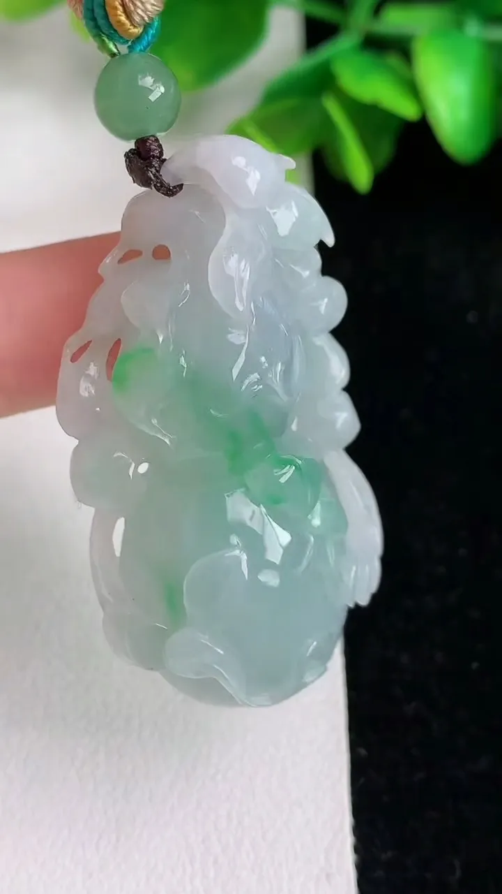 天然A货翡翠葫芦吊坠，尺寸46.8-26-15.7，重量:26.12g
6月1日