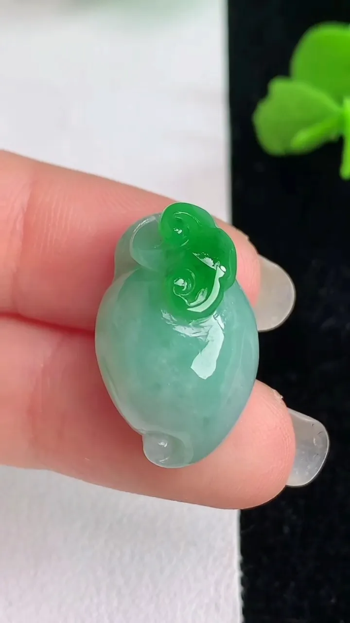 天然A货翡翠寿桃吊坠，尺寸22.8-14.4-12，重量:6.11g
6月1日