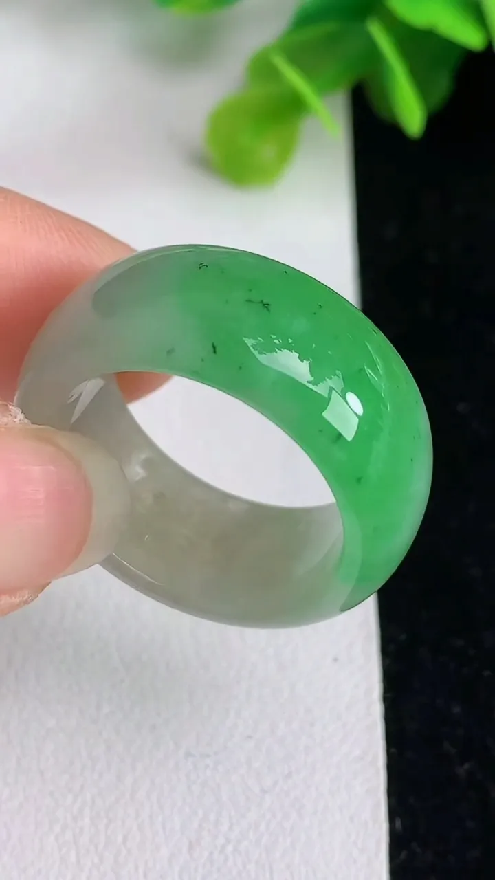 天然A货翡翠指环扳指，尺寸 20.6-11.3-4.2，重量:10.80g2025年6月1日
工厂直销收藏佳品,种好水足，色泽均匀，有种有色，上手高大气！