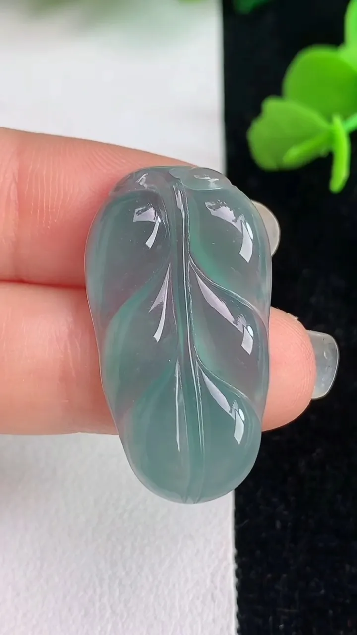 天然A货翡翠蓝水金枝玉叶叶子吊坠，尺寸31.7-17.6-3.7，重量:4.14g
6月1日