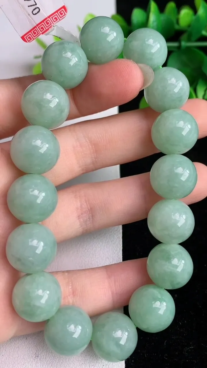 天然A货翡翠圆珠手串，尺寸13.4-16颗，重量:66.13g6月1日
工厂直销收藏佳品,种好水足，色泽均匀，有种有色，上手高大气！