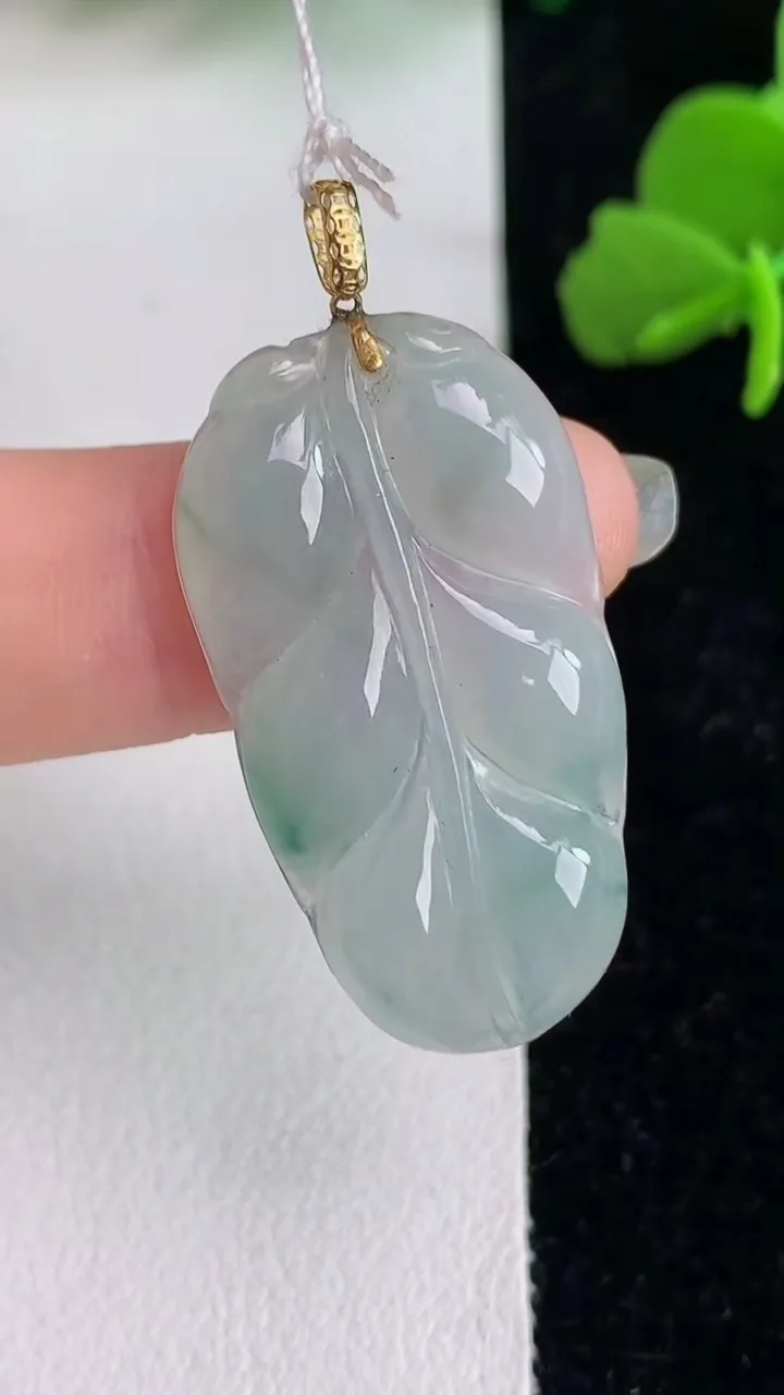 天然A货翡翠k金飘花金枝玉叶叶子吊坠，尺寸32.2-19.3-3.5，重量:3.93g
6月1日