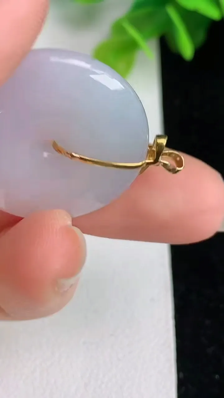 天然A货翡翠种白冰平安扣吊坠，尺寸 25.7-5.4，重量:8.10g
6月1日