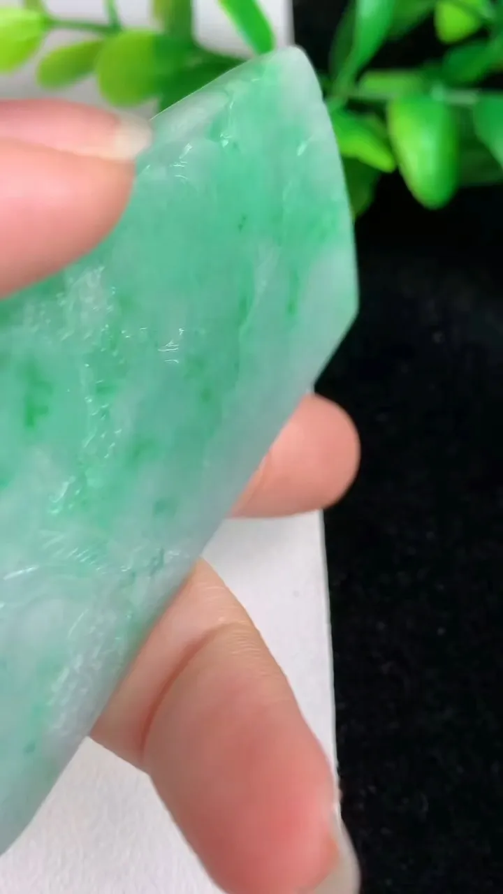 天然A货翡翠山水牌吊坠，尺寸 72.1-44-5.3，重量:39g
6月1日