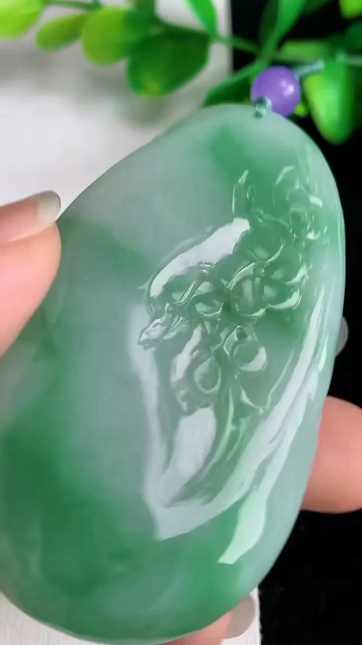 天然A货翡翠鸟语花香吊坠，尺寸 64-37.3-9，重量:45.23g
6月1日