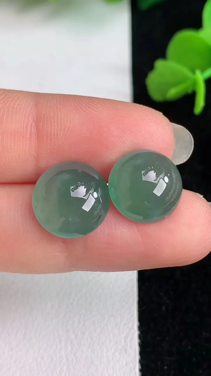 天然A货翡翠裸石蛋面镶嵌件一对，尺寸11.8-5.5，重量:2.65g
6月1日