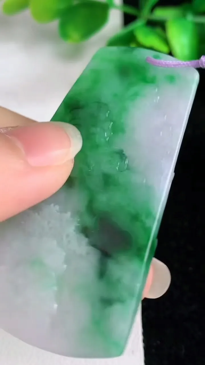 天然A货翡翠山水牌吊坠，尺寸 59.3-34.7-5.7，重量:24.34g
6月1日