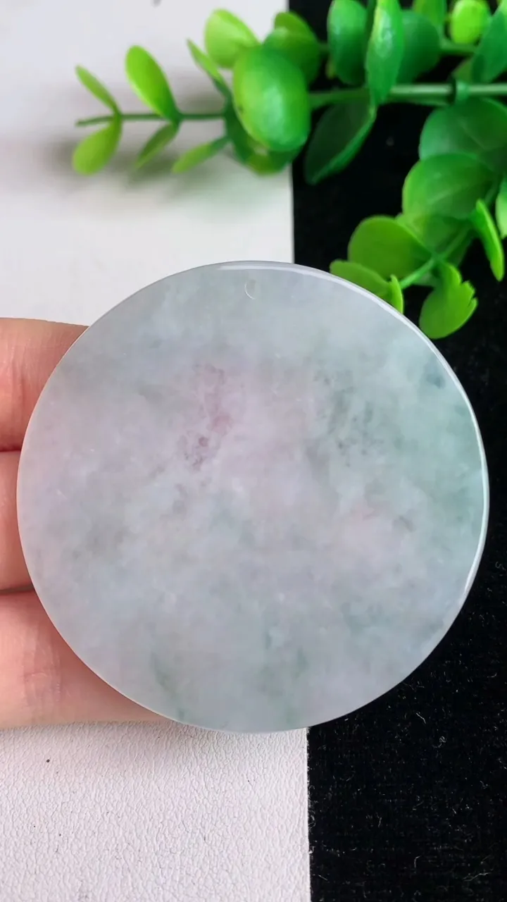 天然A货翡翠飘花观音菩萨吊坠，尺寸53.5-4.8，重量:30.55g
6月1日
