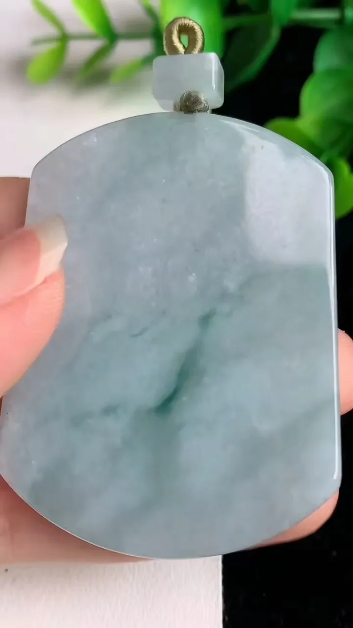 天然A货翡翠飘花仿古无事牌吊坠，尺寸53.8-40.7-4.8，重量:31.80g
6月1日