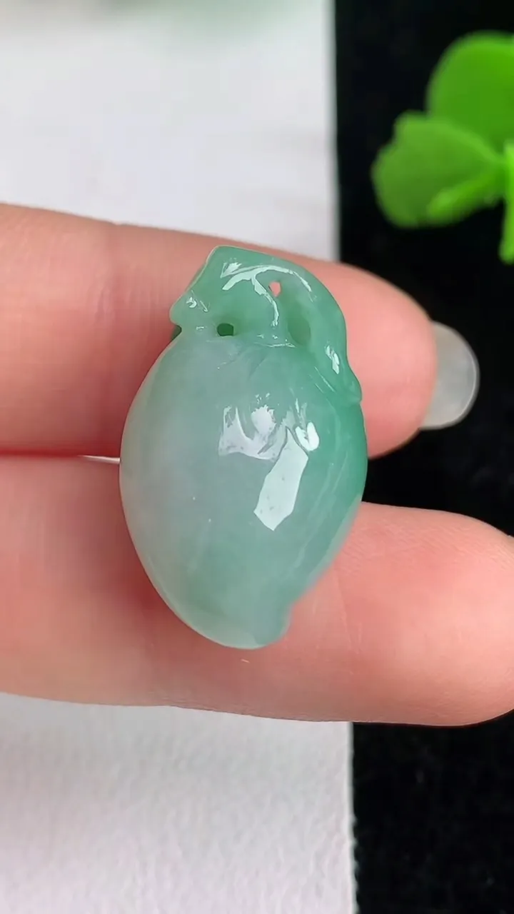天然A货翡翠寿桃吊坠，尺寸22.8-14.4-12，重量:6.11g
6月1日