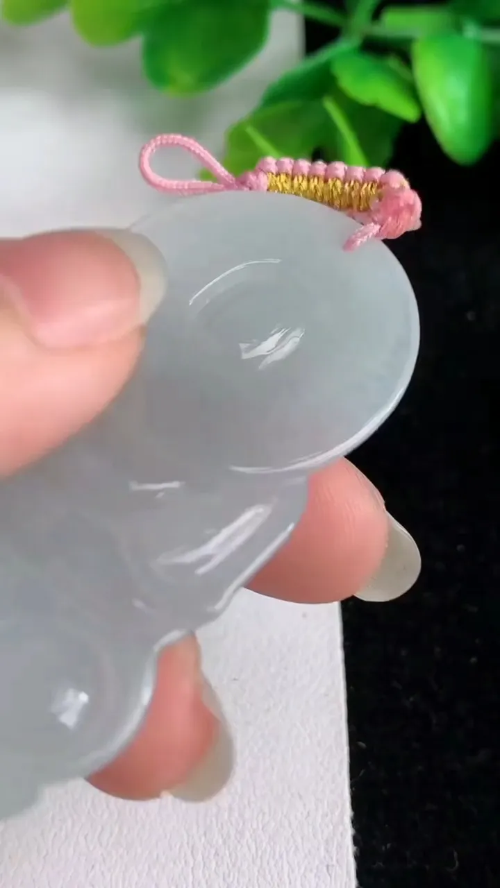 天然A货翡翠白冰观音菩萨吊坠，尺寸56.2-38.2-5.4，重量:21.10g
6月1日
