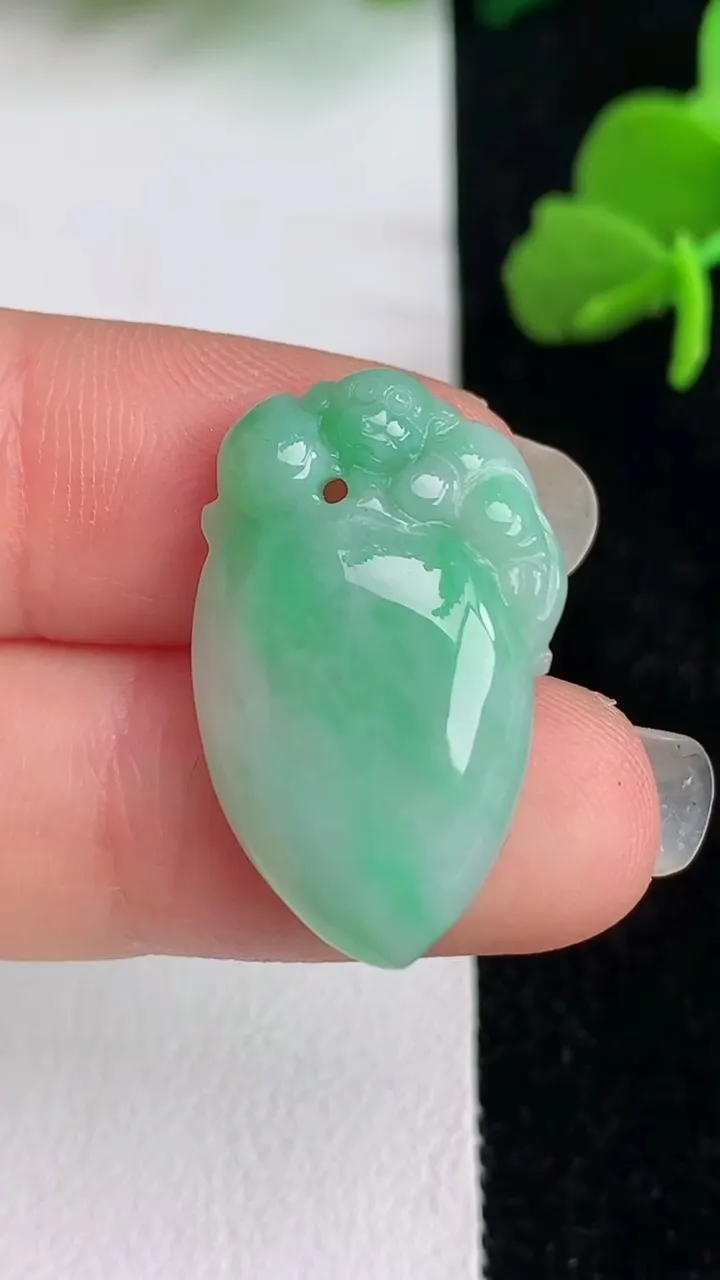 天然A货翡翠灵猴献瑞吊坠，尺寸25.7-16-4.8，重量:3.67g
6月1日