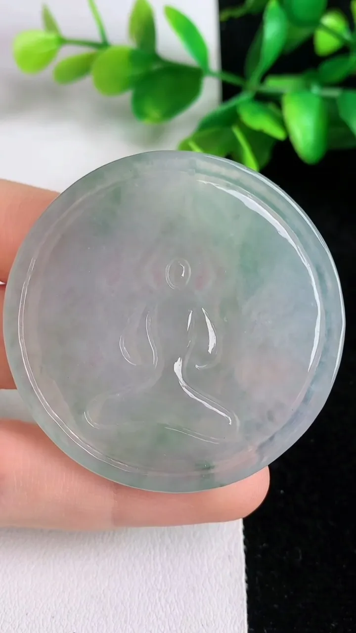 天然A货翡翠种飘花千手观音吊坠，尺寸 48-5.6，重量:25.50g
6月1日
