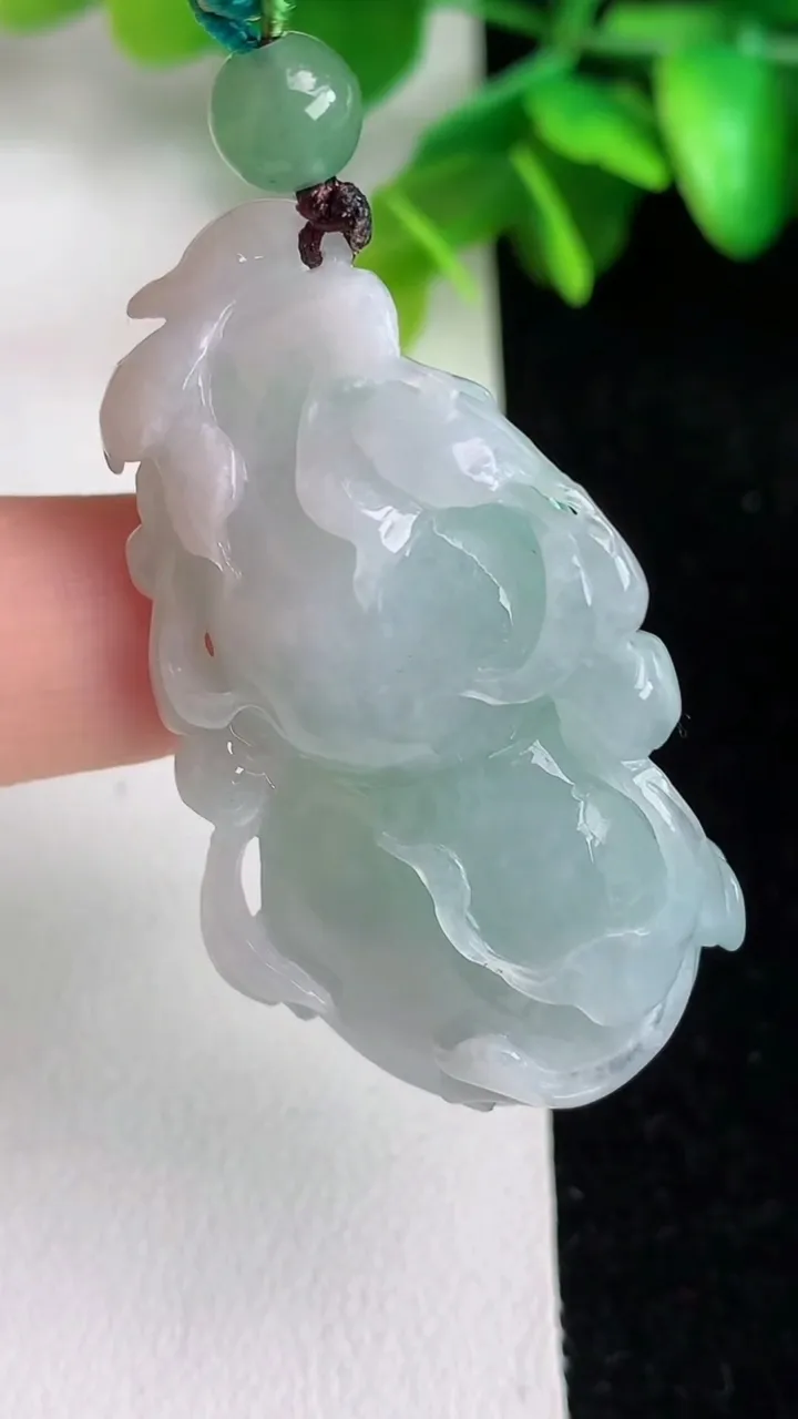 天然A货翡翠葫芦吊坠，尺寸46.8-26-15.7，重量:26.12g
6月1日