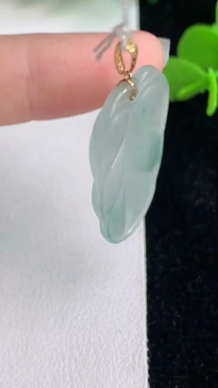天然A货翡翠k金飘花金枝玉叶叶子吊坠，尺寸32.2-19.3-3.5，重量:3.93g
6月1日