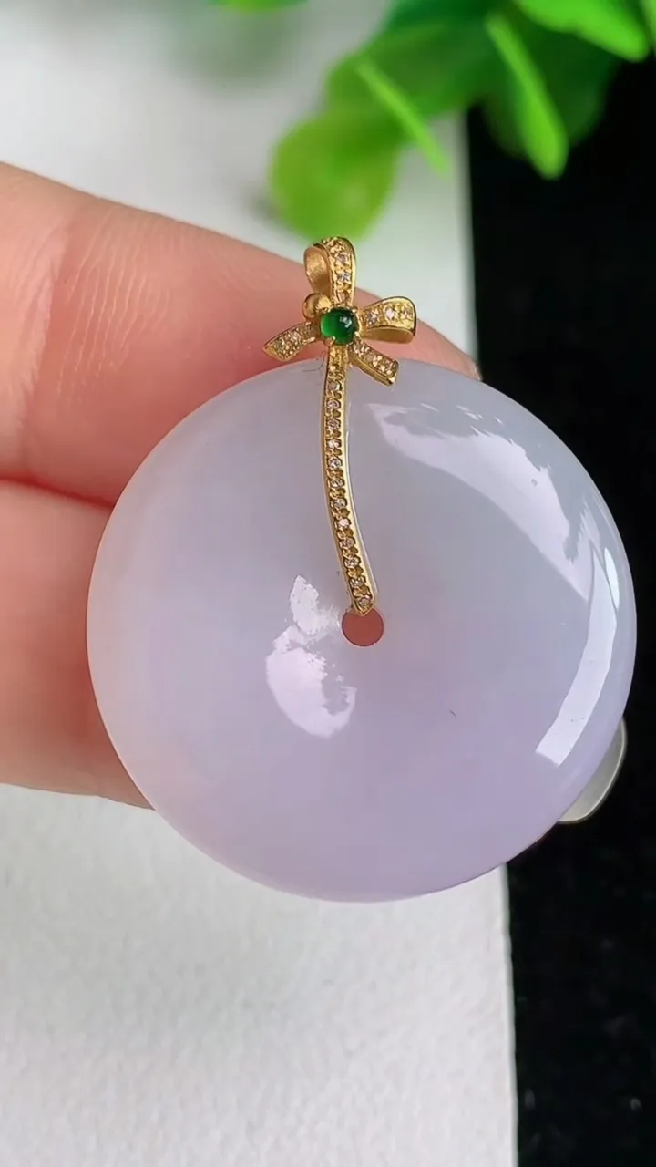 天然A货翡翠种白冰平安扣吊坠，尺寸 25.7-5.4，重量:8.10g
6月1日