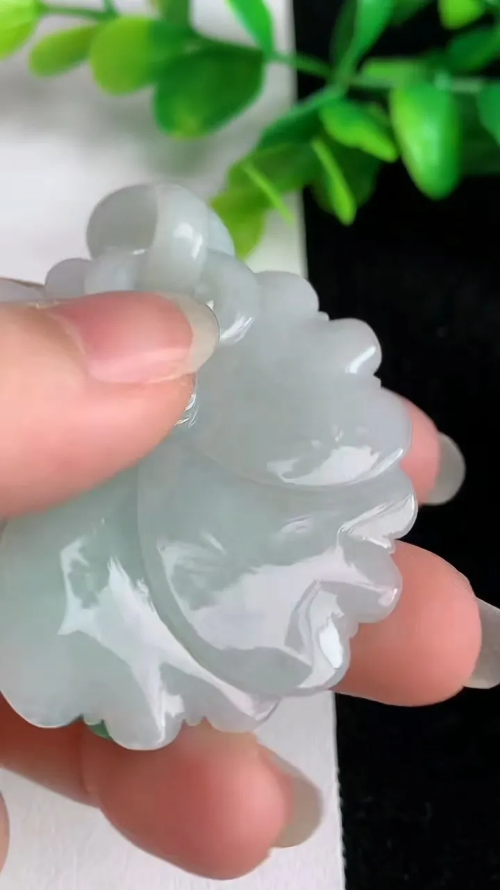 天然A货翡翠花开富贵吊坠，尺寸53.3-42.5-11.8，重量:26.77g
6月1日