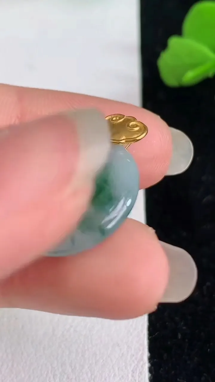 天然A货翡翠飘花平安扣吊坠，尺寸18.5-4，重量:3.14g
6月1日