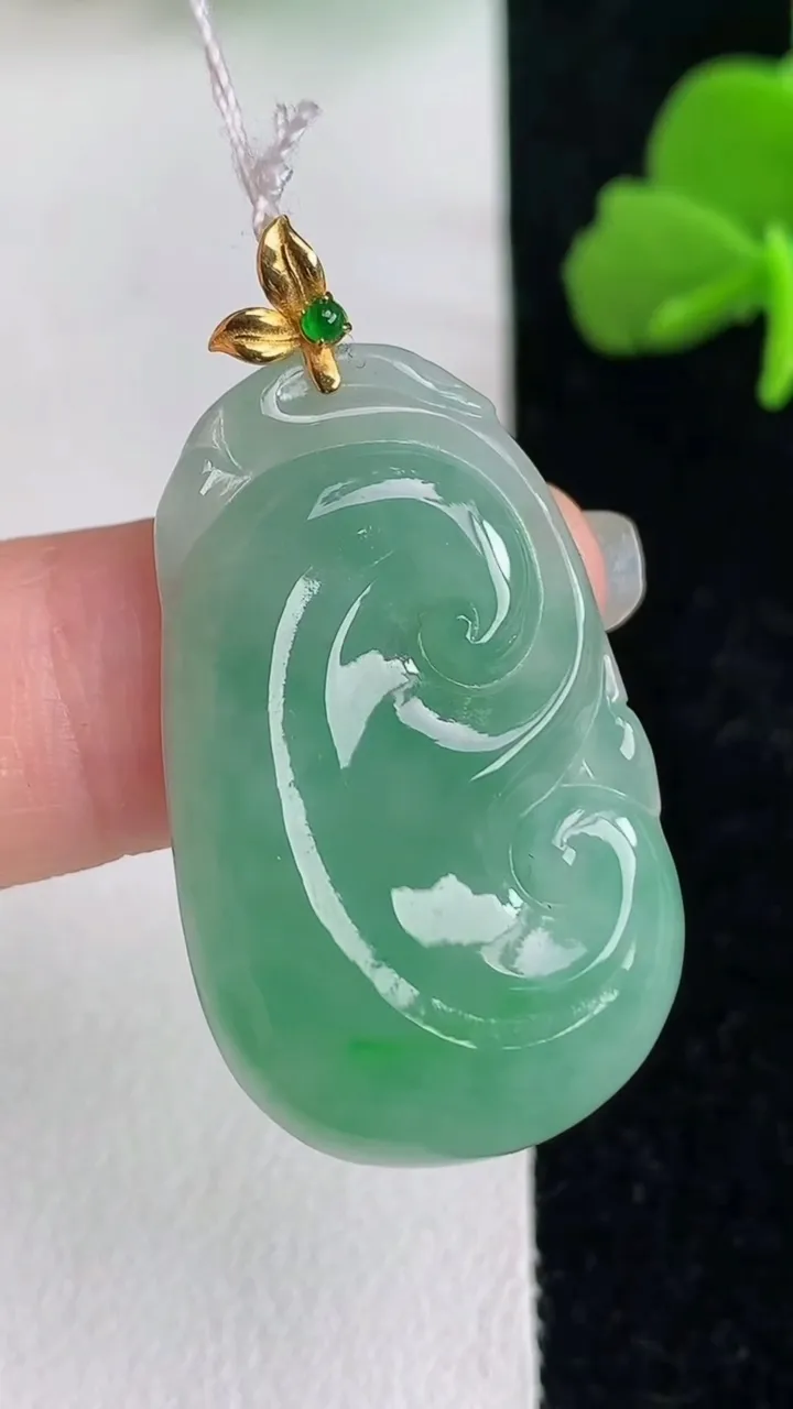 天然A货翡翠如意吊坠，尺寸31.6-18.8-3.7，重量:4.68g
6月1日
