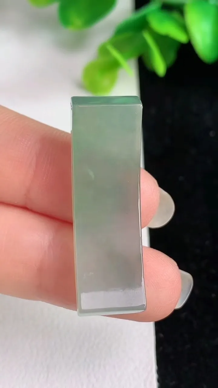 天然A货翡翠素面手牌，尺寸35.2-10.4-4，重量:5.63g
6月1日