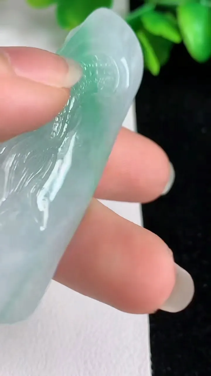 天然A货翡翠龙牌吊坠，尺寸 60.4-21.7-7.5，重量:20g
6月1日