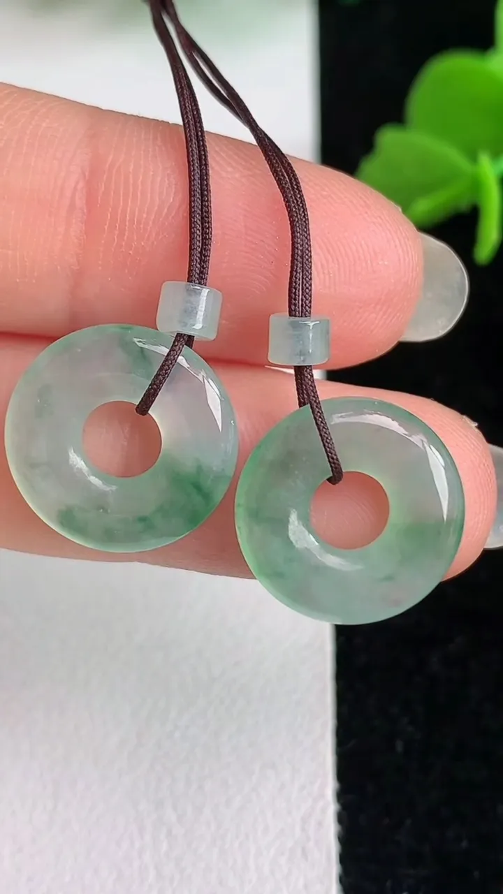 天然A货翡翠飘花平安环吊坠一对，尺寸14.3-2.7，重量:2.34g
6月1日