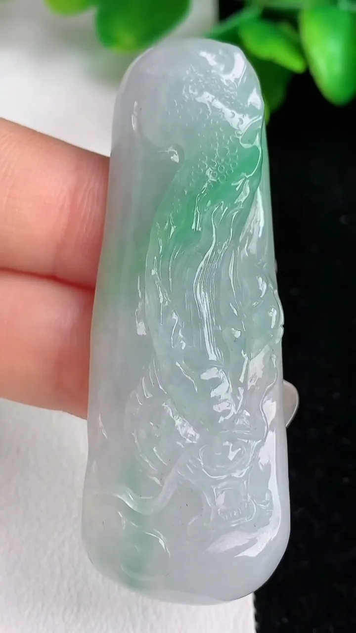 天然A货翡翠龙牌吊坠，尺寸 60.4-21.7-7.5，重量:20g
6月1日
