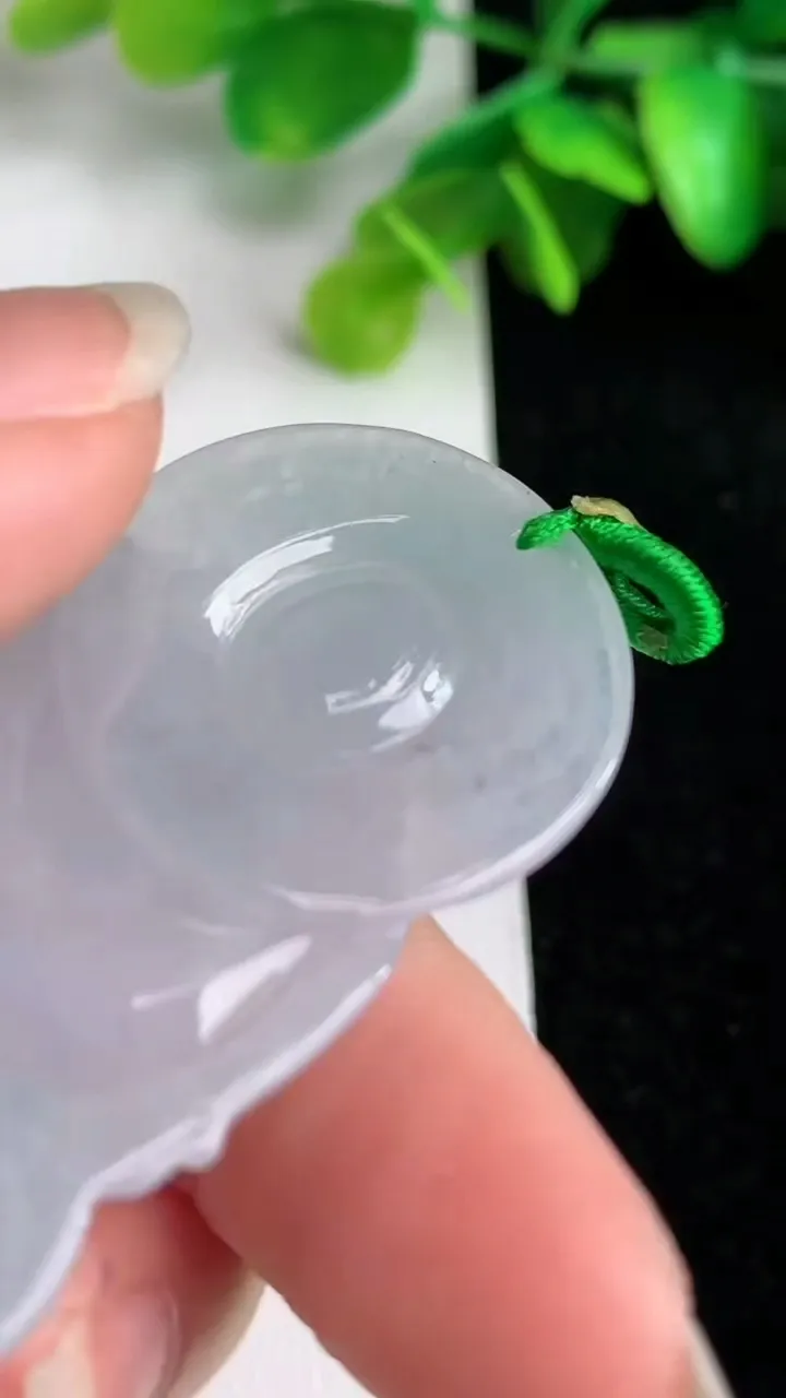 天然A货翡翠白冰观音菩萨吊坠，尺寸52.2-34-5.3，重量:18.76g
6月1日