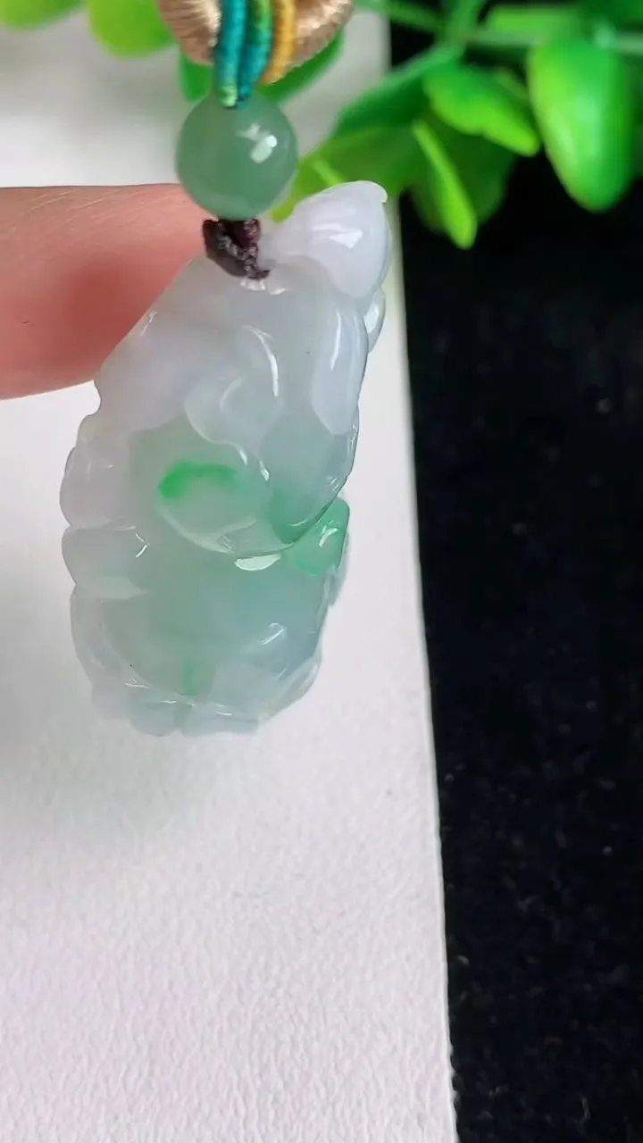 天然A货翡翠葫芦吊坠，尺寸46.8-26-15.7，重量:26.12g
6月1日