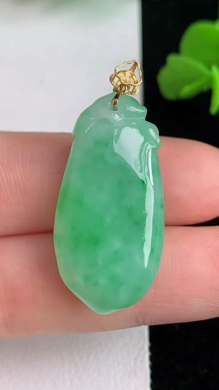 天然A货翡翠福瓜吊坠，尺寸31-15.3-9，重量:7.22g
6月1日