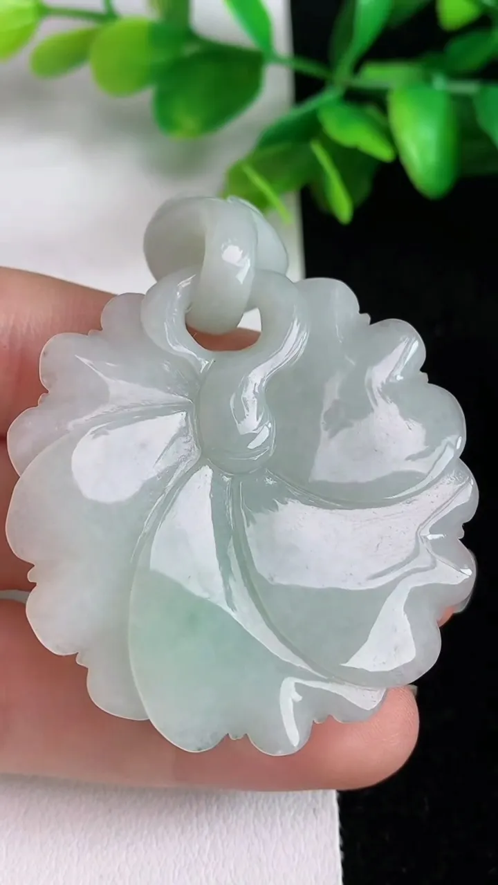 天然A货翡翠花开富贵吊坠，尺寸53.3-42.5-11.8，重量:26.77g
6月1日