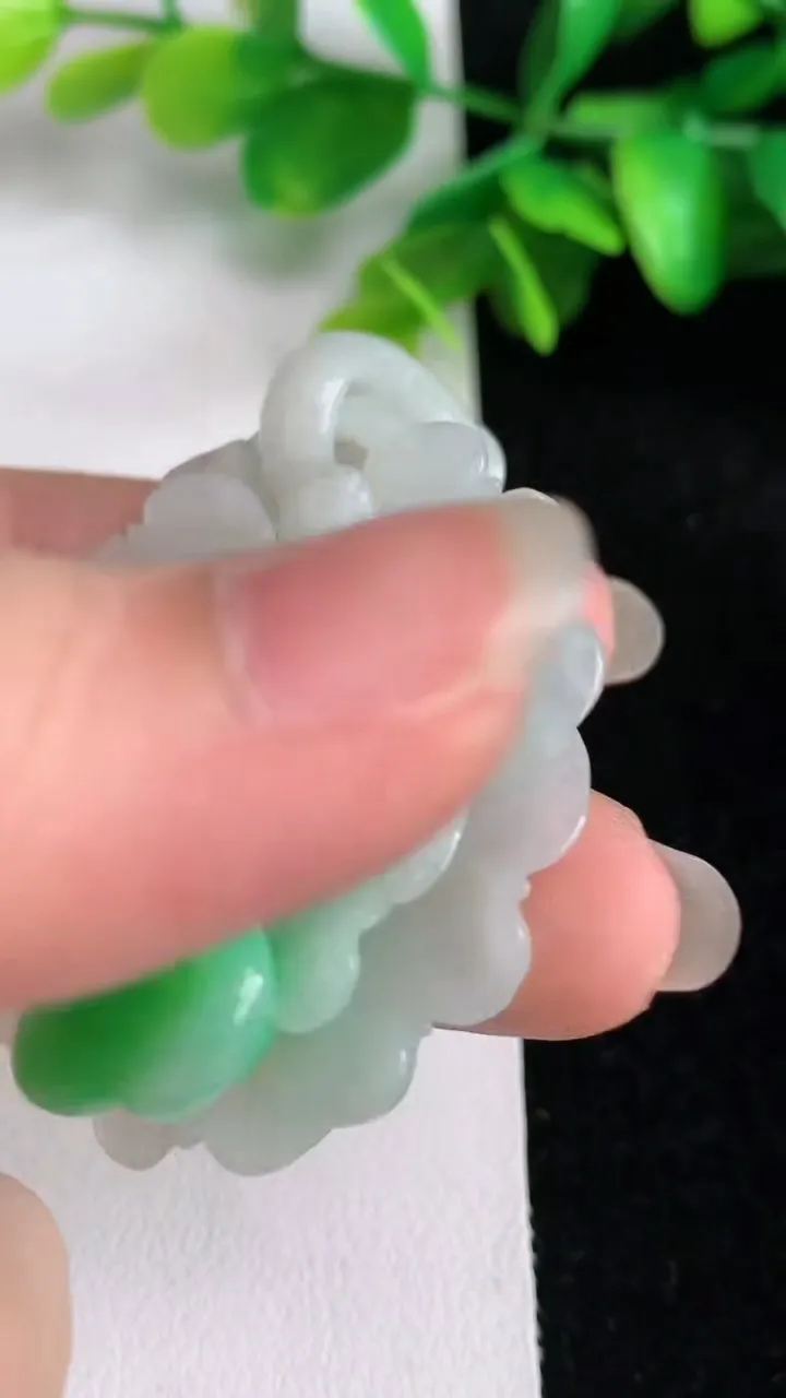 天然A货翡翠花开富贵吊坠，尺寸53.3-42.5-11.8，重量:26.77g
6月1日