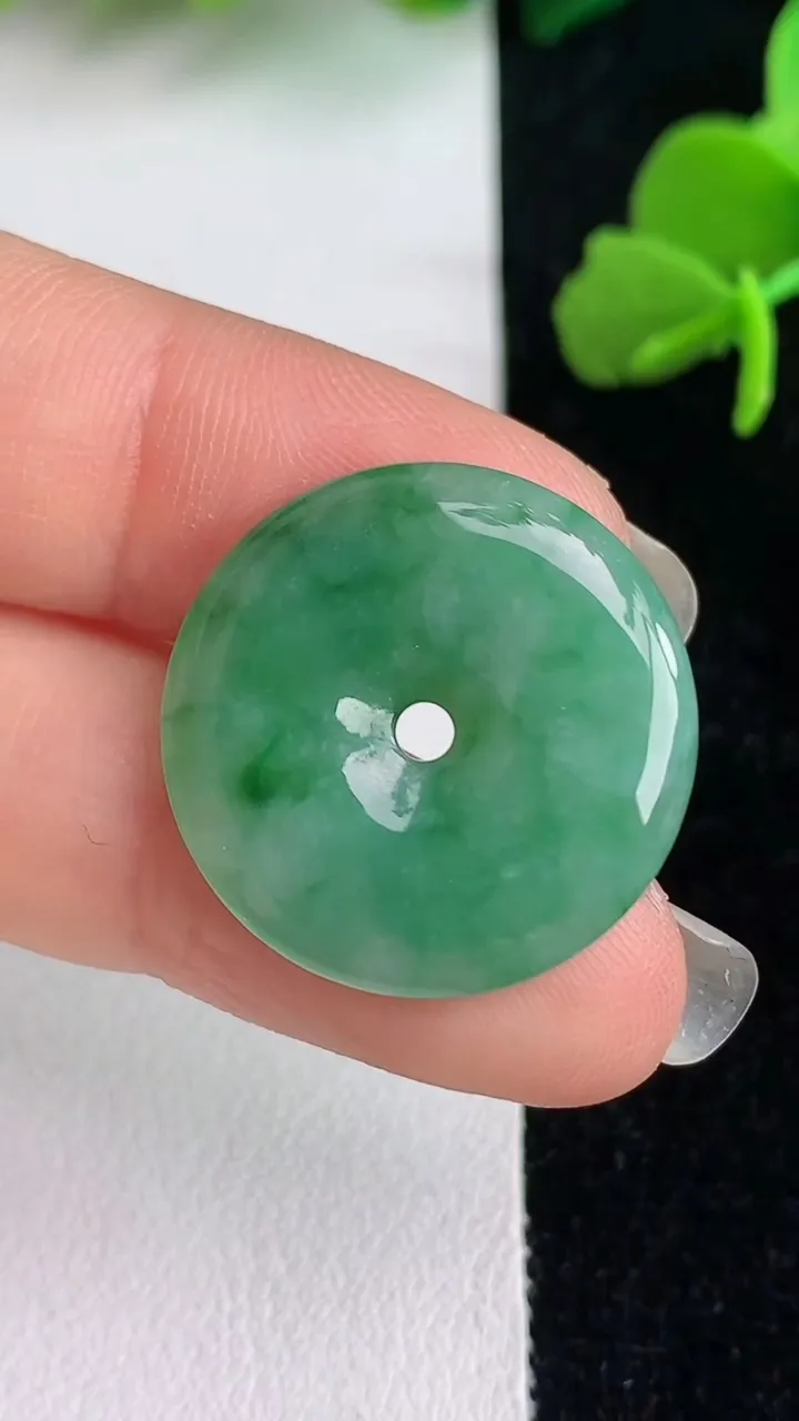 天然A货翡翠平安扣吊坠，尺寸22.4-3.6，重量:4.07g
6月1日