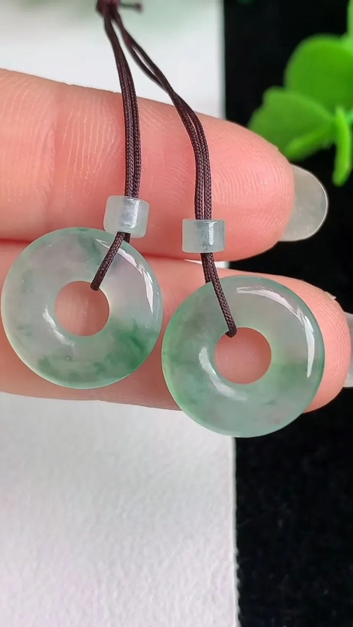 天然A货翡翠飘花平安环吊坠一对，尺寸14.3-2.7，重量:2.34g
6月1日
