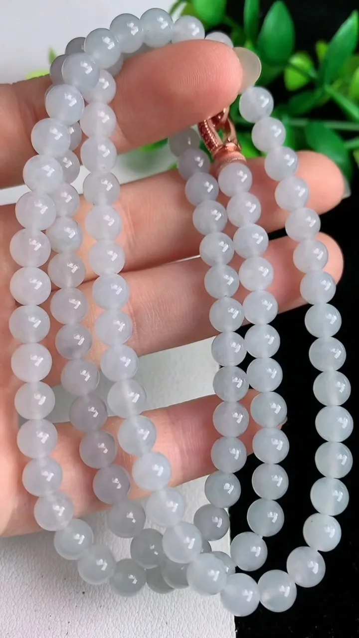天然A货翡翠白冰圆珠项链106颗，尺寸6，重量:43.04g6月1日
工厂直销收藏佳品,种好水足，色泽均匀，有种有色，上手高大气！