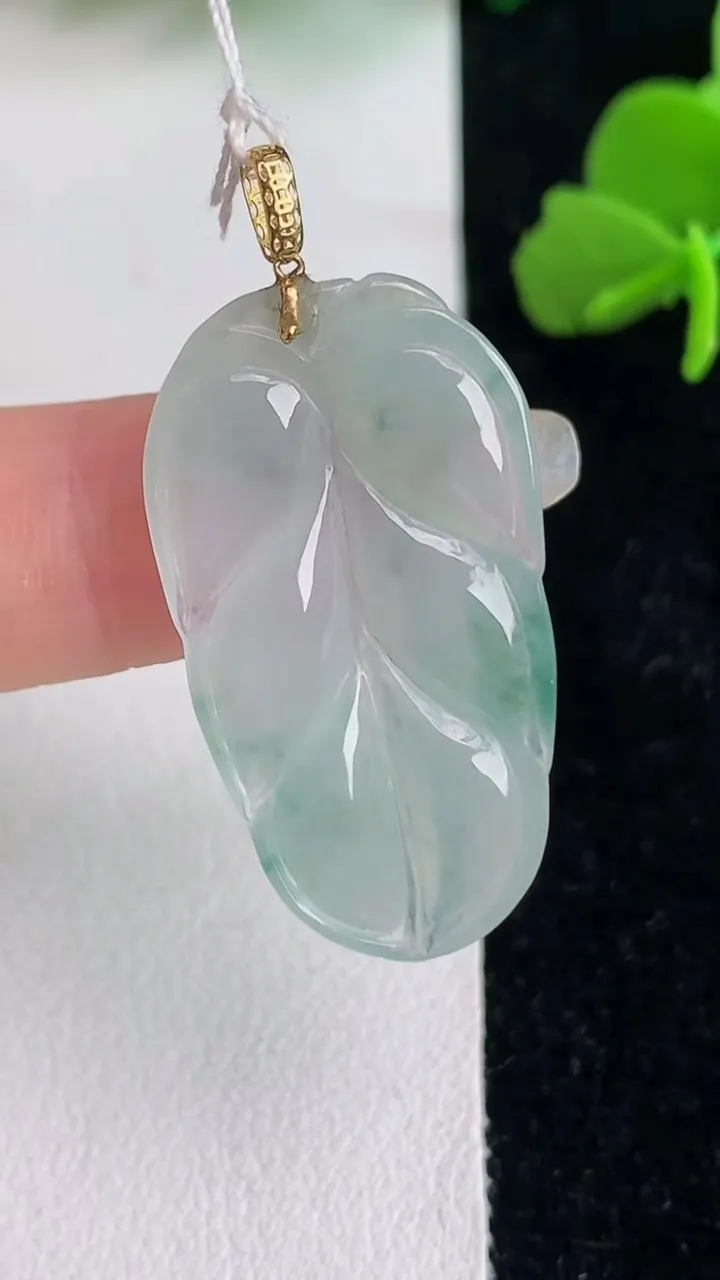 天然A货翡翠k金飘花金枝玉叶叶子吊坠，尺寸32.2-19.3-3.5，重量:3.93g
6月1日