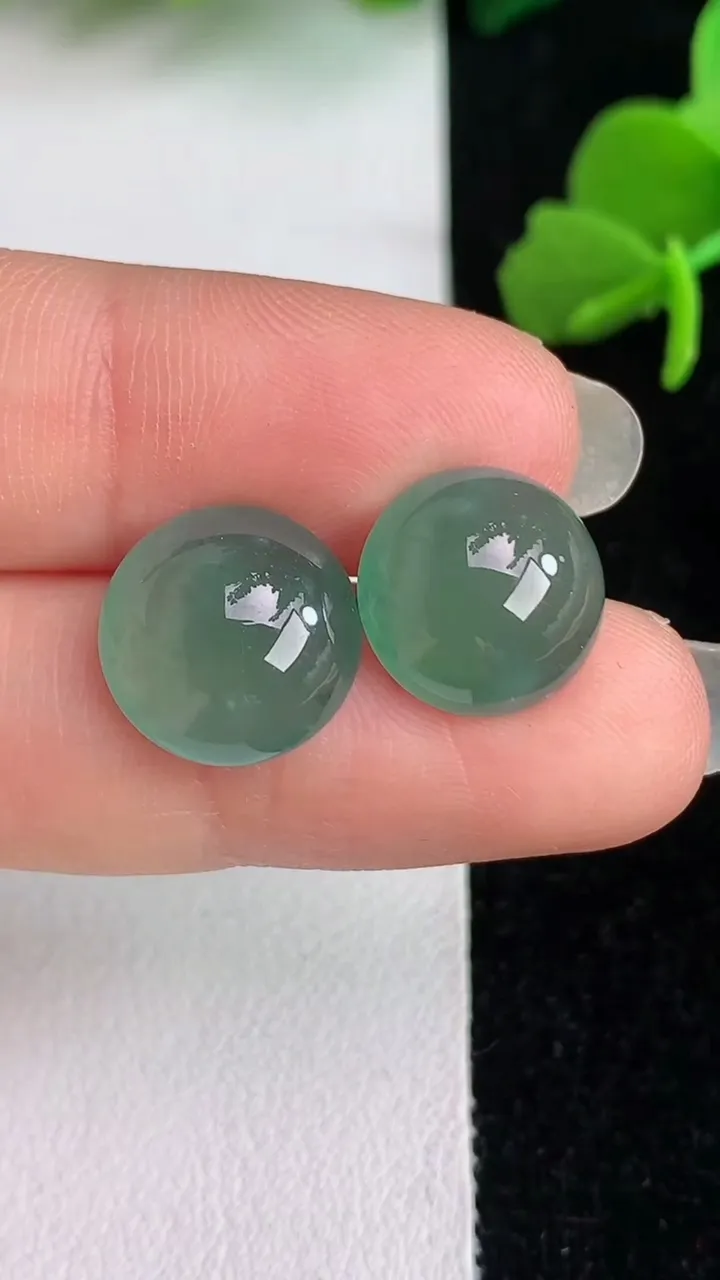 天然A货翡翠裸石蛋面镶嵌件一对，尺寸11.8-5.5，重量:2.65g
6月1日