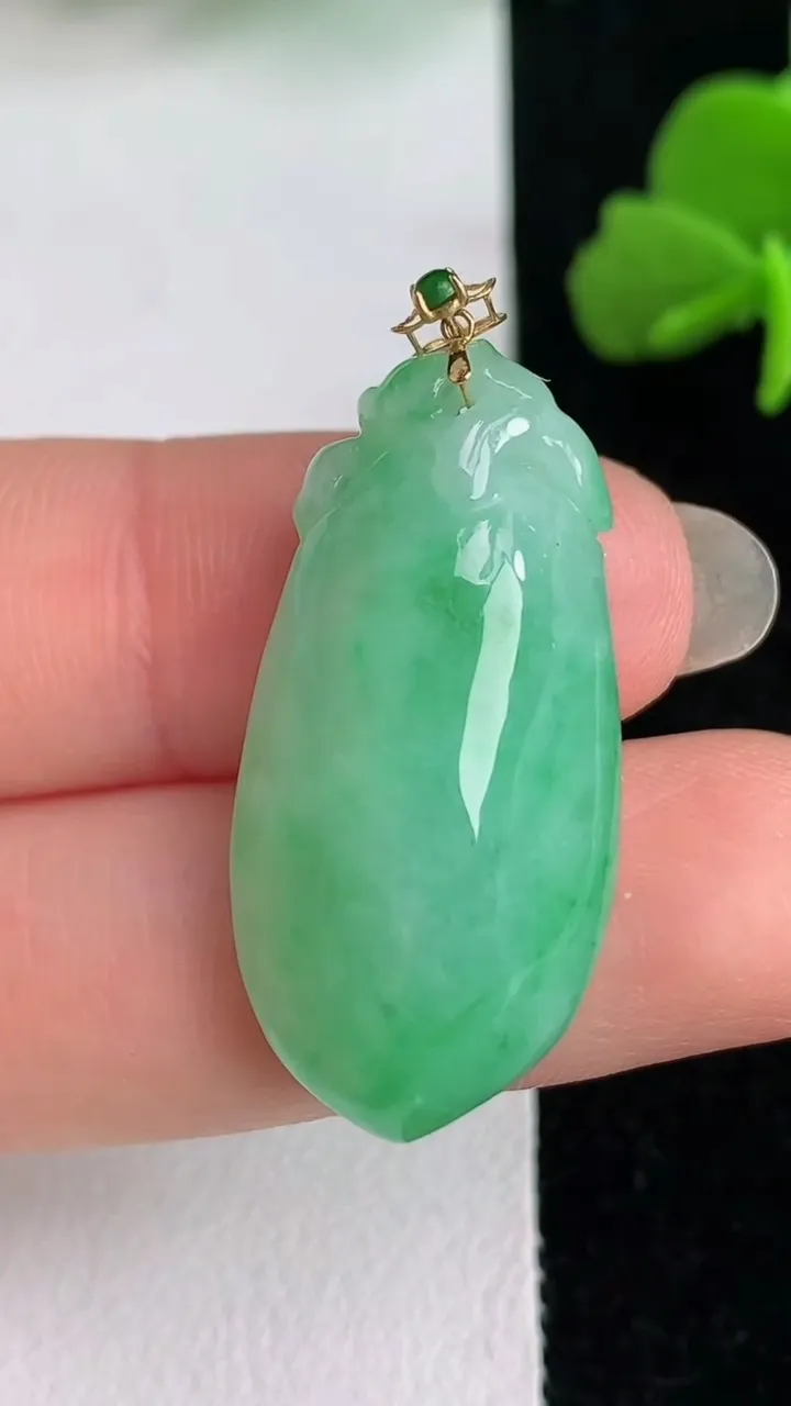 天然A货翡翠福瓜吊坠，尺寸31-15.3-9，重量:7.22g
6月1日