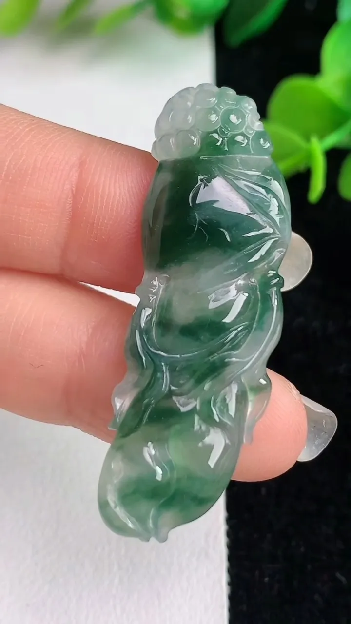 天然A货翡翠飘花人参如意吊坠，尺寸44.5-13.7-3.7，重量:5.13g
6月1日