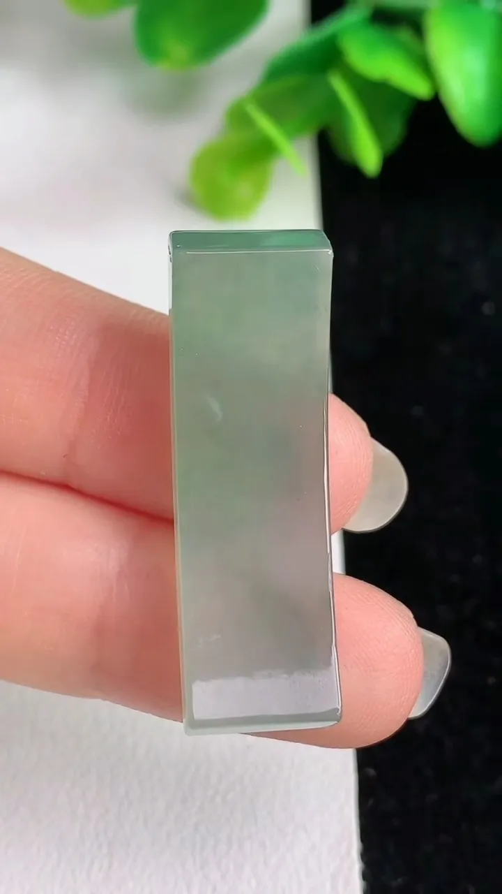 天然A货翡翠素面手牌，尺寸35.2-10.4-4，重量:5.63g
6月1日