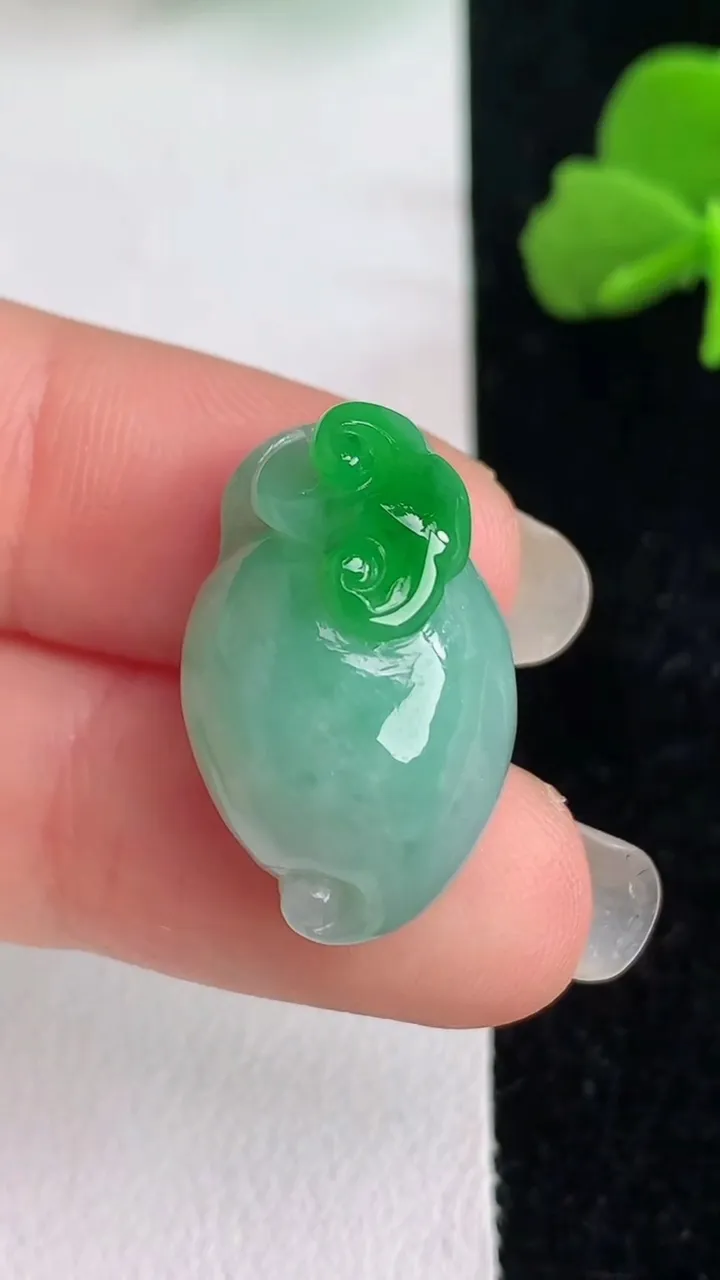 天然A货翡翠寿桃吊坠，尺寸22.8-14.4-12，重量:6.11g
6月1日