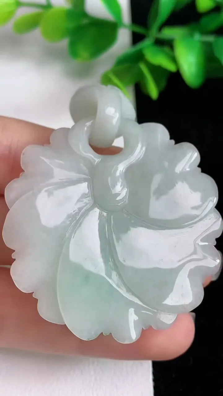 天然A货翡翠花开富贵吊坠，尺寸53.3-42.5-11.8，重量:26.77g
6月1日
