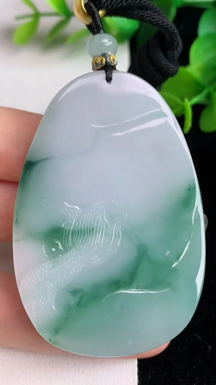 天然A货翡翠飘花御龙观音菩萨党，尺寸58.3-39.8-7.5，重量:43.12g
6月2日